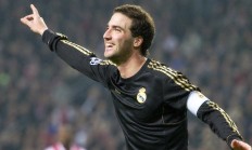 开云体育官方网站-足球之夜的冰与火，哈兰德刷新纪录如火山喷发，拉齐奥掀翻尼斯似精密手术