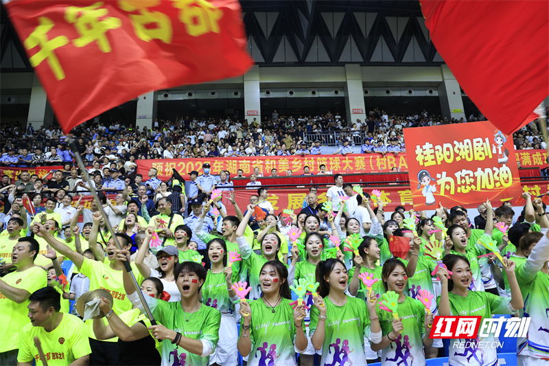 现场观众欢呼声不断，比赛气氛热烈的简单介绍