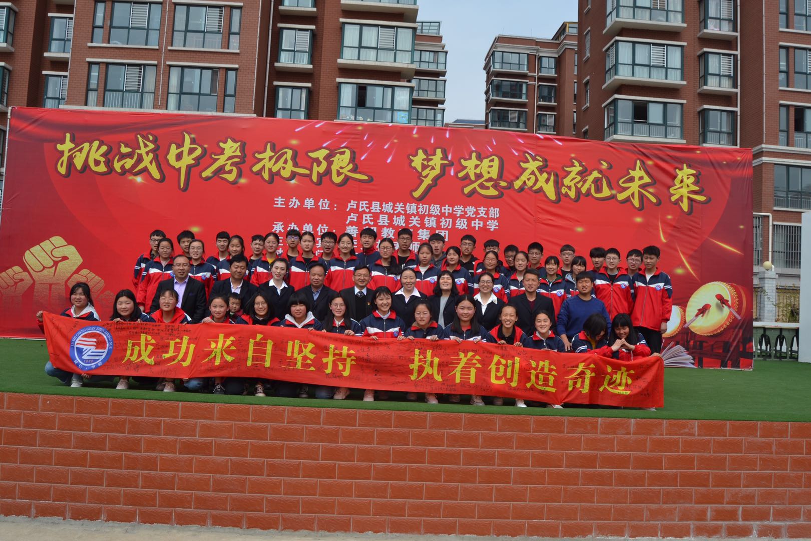 关于赛艇选手奋勇争先，突破极限冲刺的信息