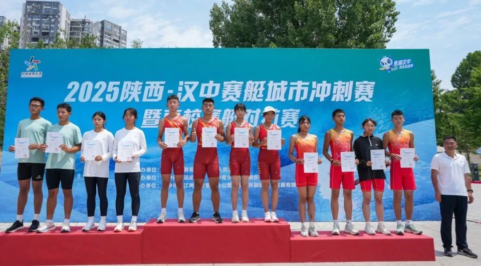 关于赛艇选手奋勇争先，突破极限冲刺的信息