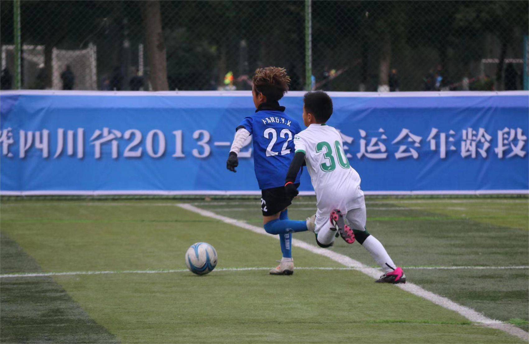 足球赛事中球员们攻守兼备展现实力