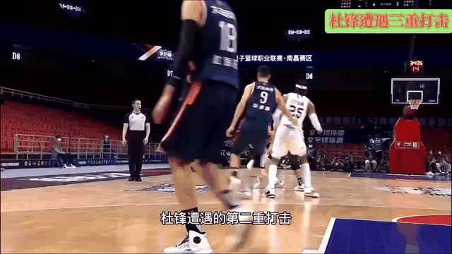 一支球队在最新篮球比赛中遭到惨败