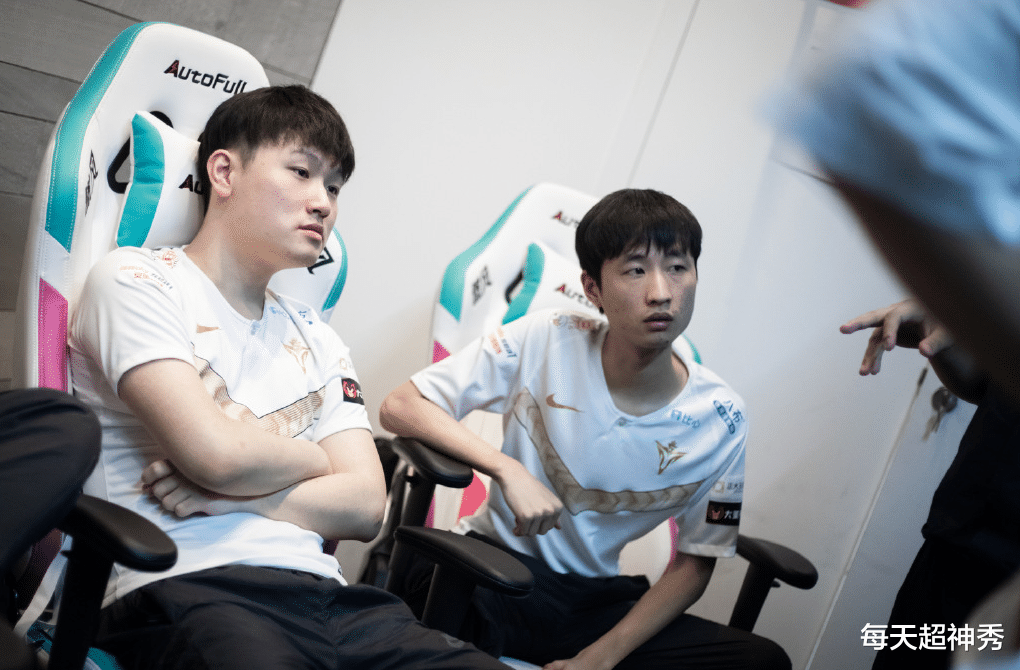 RNG碾压PSG，CoreJJ拿下关键大龙鏖战多局半决赛，强势挺进下一轮的简单介绍