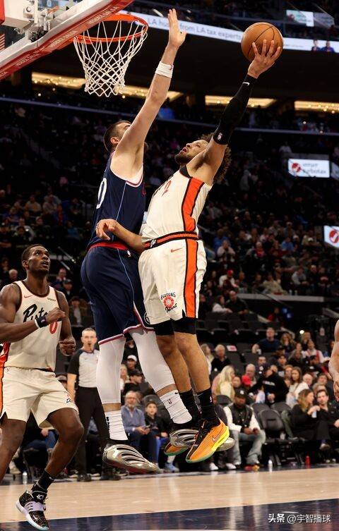 快船队全队合力战胜活塞队