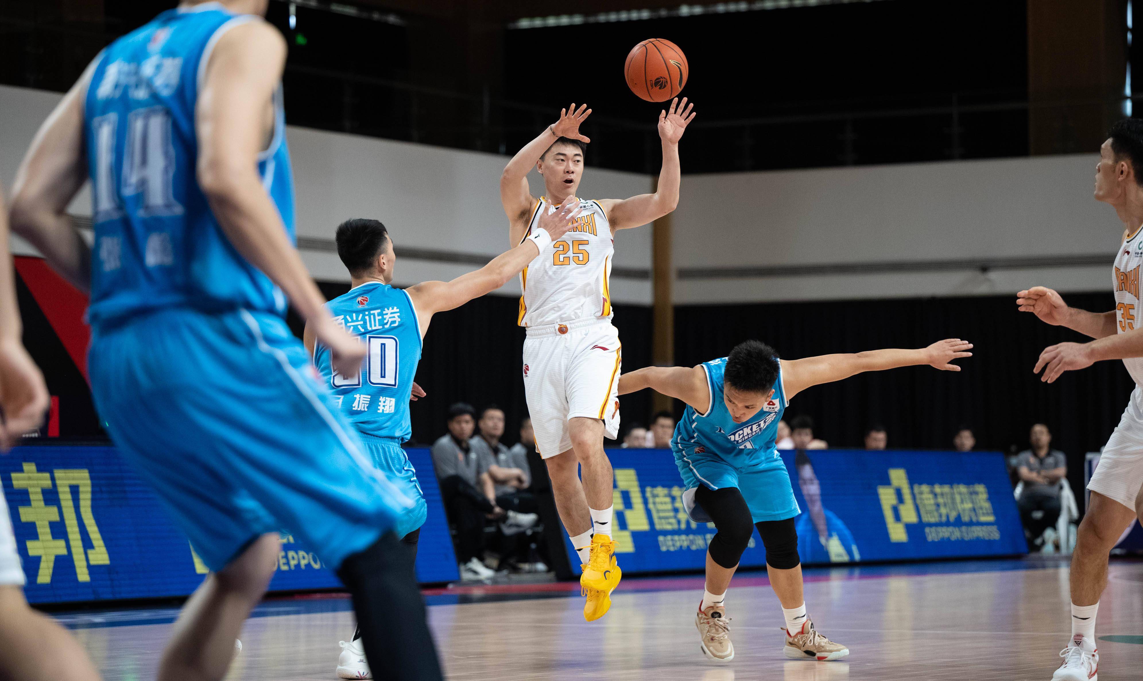 精湛的传球技术，展现出球员们的默契配合