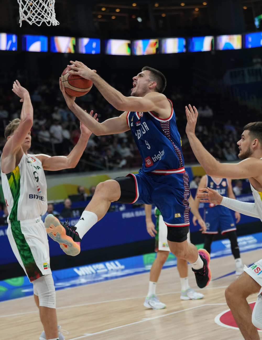 世界杯篮球赛火热开战，新星崭露头角