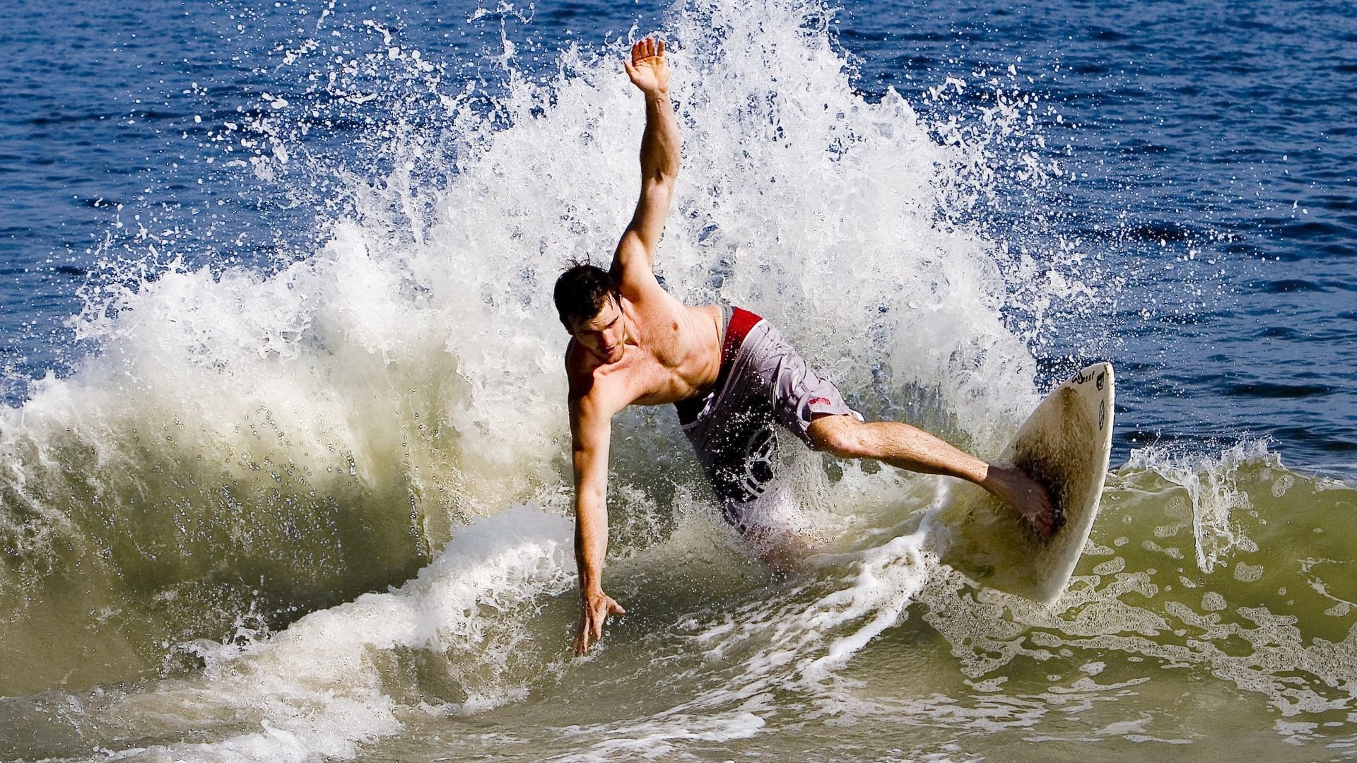 麦科勒姆化身战神!狂飙42分导演青岛队碾压式胜利